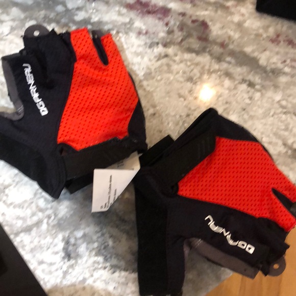 Size small - Picture 2 of 2